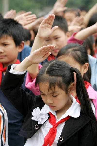 中国の学生は Beichuan 郡の記念行事の間 5月12日の地震の犠牲者を追悼するために敬礼します ミアンヤン市 南西中国四川省 月2009 — ストック写真