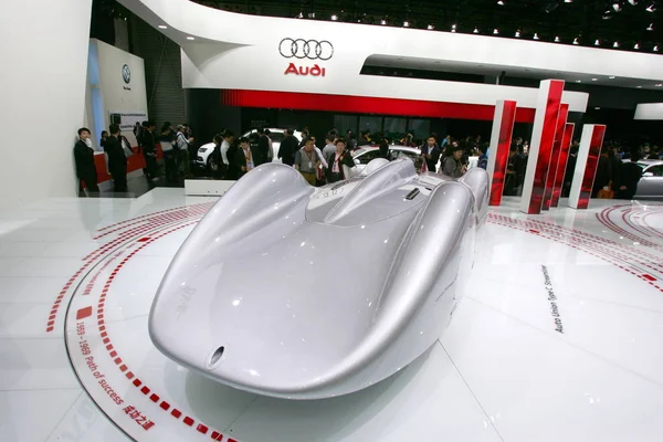 Посетители Смотрят Audi Type Streamliner Шанхайской Международной Выставке Автомобильной Промышленности — стоковое фото