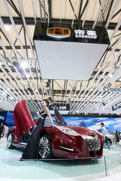 2009年4月20日星期一在中国上海举行的第十三届上海国际汽车工业展览会 2009年上海车展 一个模型以吉利 Emgrand 概念摆姿势 — 图库照片
