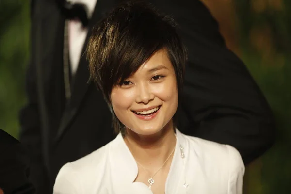 2009年6月13日星期六 在中国上海举行的第十二届上海国际电影节开幕式前 中国歌手李宇春在红地毯上被人看到 — 图库照片