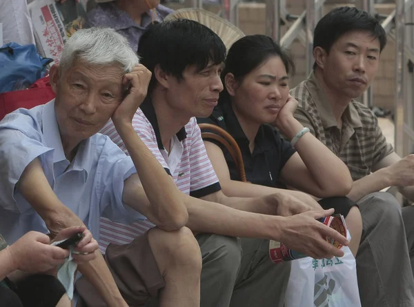 Chinesische Eltern Warten Auf Ihre Kinder Vor Einem Prüfungsort Der — Stockfoto
