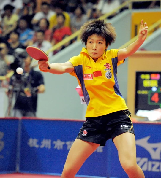 木曜日 2009 東中国浙江省杭州市でアジア杯卓球大会 2009 の女子シングルの決勝で彼女のチームメイトの郭躍と競う中国劉詩ウェン — ストック写真