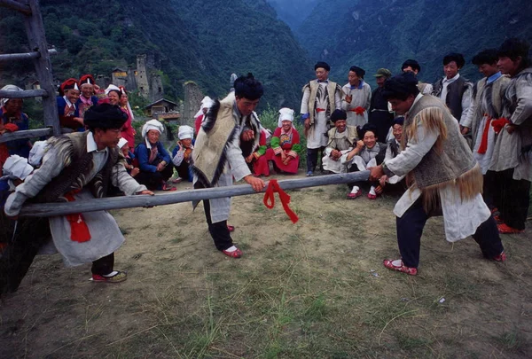 Lidé Qiangu Hrají Přetahovanou Válku Během Festivalu Horských Obětích Vesnici — Stock fotografie