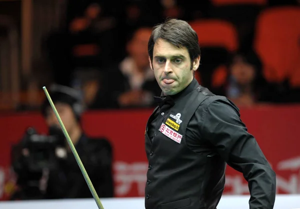 Ronnie Osullivan Inghilterra Guarda Palle Mentre Gareggia Con Chinas Xiao — Foto Stock