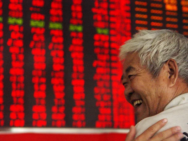 Inversor Chino Reacciona Frente Una Junta Que Muestra Los Precios —  Fotos de Stock