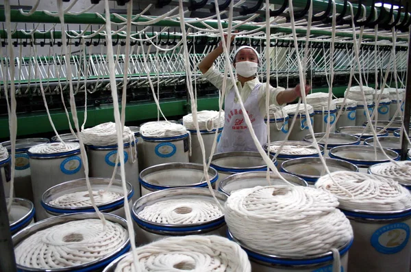 Uma Trabalhadora Chinesa Trabalha Uma Fábrica Têxtil Fuyang Leste Província — Fotografia de Stock