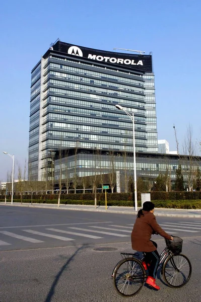 File Ciclista Cinese Passa Davanti Motorola Cina Electronics Ltd Motorola — Foto Stock