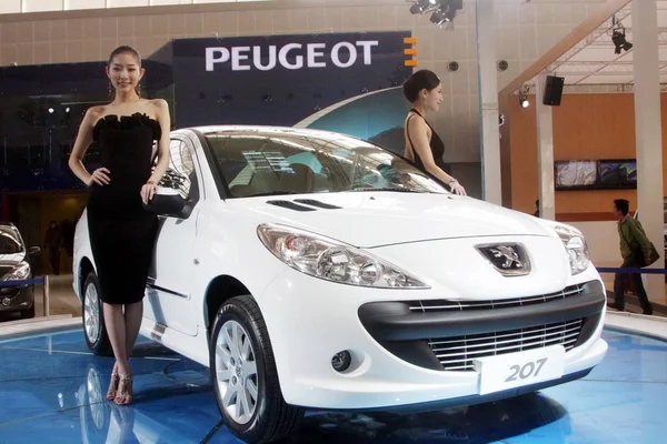 Μοντέλα Ποζάρουν Ένα Peugeot 207 Κατά Διάρκεια Μιας Εκπομπής Αυτοκινήτων — Φωτογραφία Αρχείου