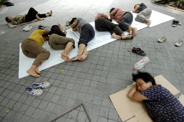 Trabajadores Migrantes Chinos Duermen Suelo Una Sombra Una Ola Calor —  Fotos de Stock