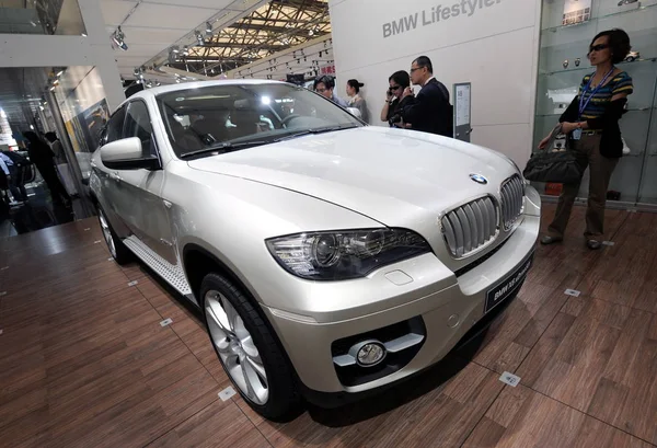 Odwiedzający Patrzeć Bmw Podczas Auto Shanghai 2009 Szanghaju Chiny Kwiecień — Zdjęcie stockowe