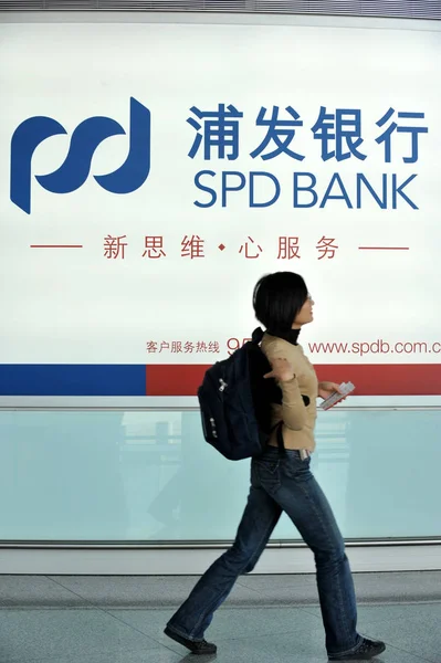 Pasajero Chino Pasa Por Delante Anuncio Del Spd Bank Shanghai — Foto de Stock