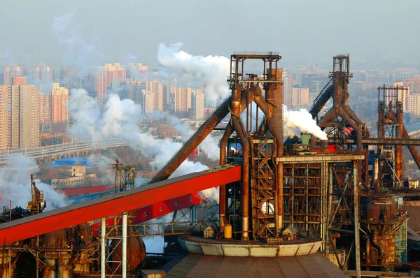 Dym Gaz Emitowane Kominów Starej Bazie Produkcji Stali Shougang Group — Zdjęcie stockowe