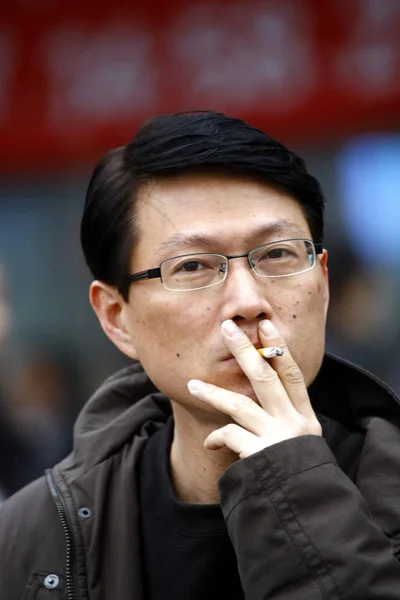 Homem Chinês Visto Fumando Uma Rua Xangai China Março 2009 — Fotografia de Stock