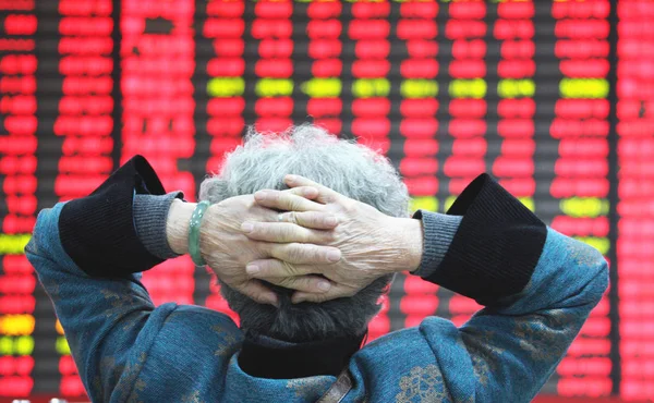 中国の投資家は Huaibei 東中国安徽州の株式 Brokage の家で株価 価格上昇のための赤 価格下落のための緑 11月8 2010を見ます — ストック写真