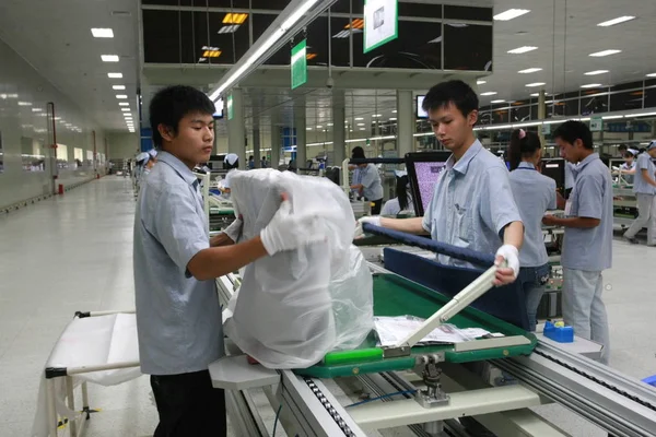 中国の労働者は 2009年7月29日水曜日 中国四川省南西部の成都のTcl工場で液晶テレビを梱包する — ストック写真