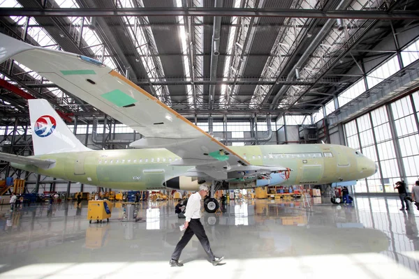 2009年6月23日 中国东方航空公司订购的一架空客A320喷气式飞机正在中国天津空客总装厂组装 — 图库照片
