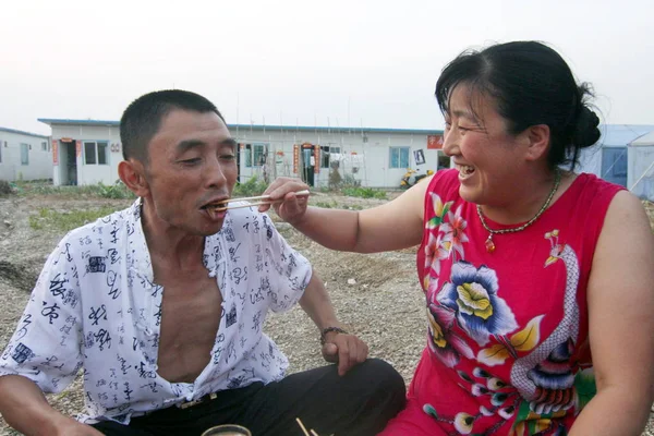 Čínský Manželský Párek Zhu Yuncui Vpravo Krmí Yin Huajun Který — Stock fotografie