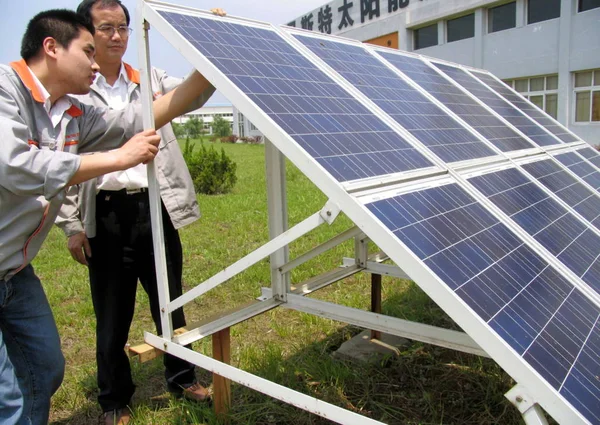 Kinesiska Arbetare Kontrollera Solenergi Paneler Wuhu East Chinas Anhui Provinsen — Stockfoto