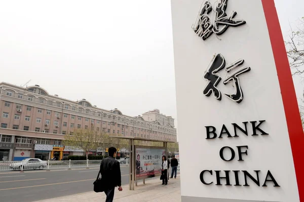 Des Citoyens Chinois Passent Devant Panneau Banque Chine Boc Dans — Photo