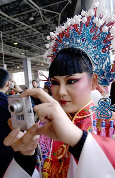 2008년 22일 쓰촨성 남서부 청두시에서 엑스포에서 의상을 여성이 디지털 카메라를 — 스톡 사진