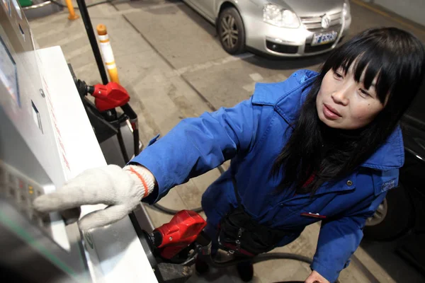 Trabajador Chino Repostará Automóvil Una Gasolinera Antes Que Los Precios — Foto de Stock