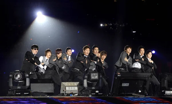 Південнокорейські Поп Групи Super Junior Виконувати Під Час Концерту Стадіоні — стокове фото