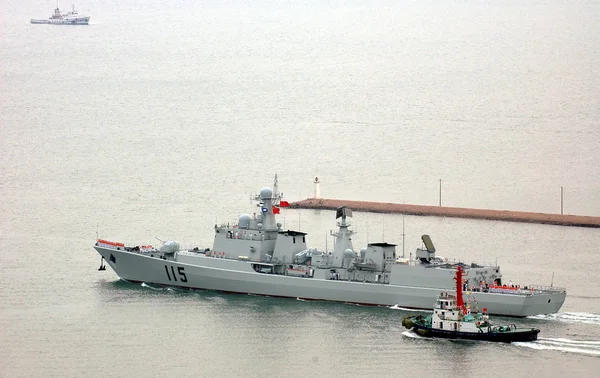 中国プラ 人民解放軍 海軍No 115ミサイル駆逐艦は 2009年4月22日水曜日 中国東部山東省青島市で予定されている海軍パレードに備えて青島港を出るのが見られます — ストック写真