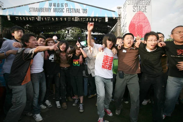 Молодые Китайские Поклонники Музыки Празднуют Время Фестиваля Клубничной Музыки 2009 — стоковое фото