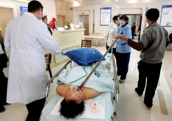Kinesisk Arbetstagare Med Förstärkning Stålstång Munnen Anländer Till Ett Sjukhus — Stockfoto
