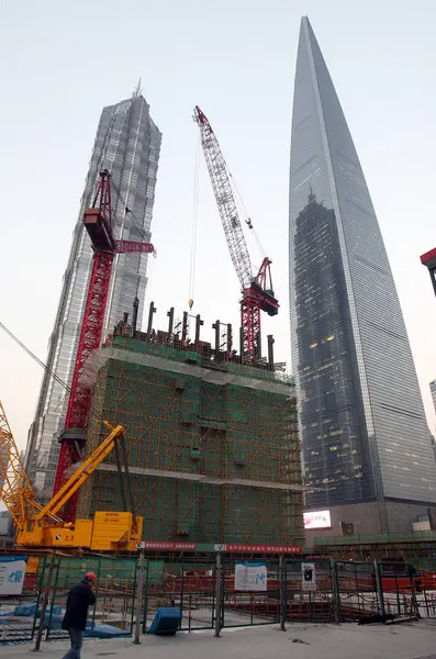 Los Trabajadores Chinos Pasan Por Estructura Principal Torre Shanghai Construcción —  Fotos de Stock