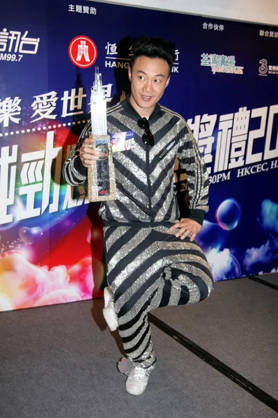 Hong Kong Singer Eason Chan Yik Shun Poses His Trophy — Stock Photo, Image