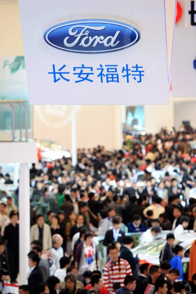 Crowds Visitors Seen Stand Ford Auto Shanghai 2009 Shanghai China — Stock fotografie