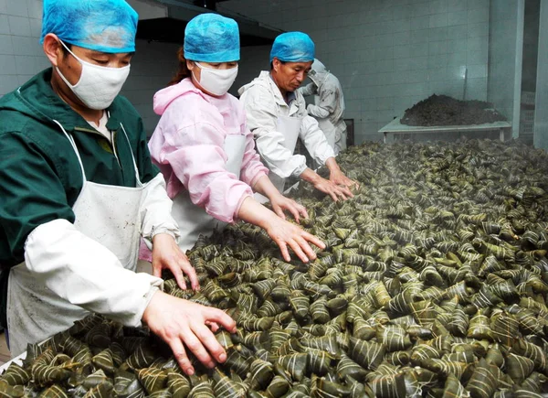 Trabalhadores Fábrica Chineses Fazem Zongzi Uma Espécie Bolinhos Arroz Glutinoso — Fotografia de Stock