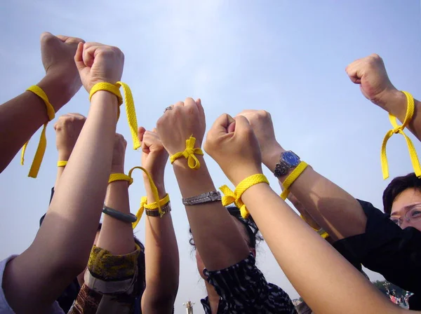Local Chinese Citizens Show Yellow Ribbons Tied Hands Pray Victims — Stock Photo, Image