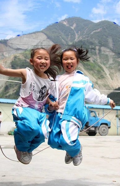 Маленькие Китаянки Пережившие Землетрясение Мая Прыгают Канату Городе Инсюй Уезд — стоковое фото