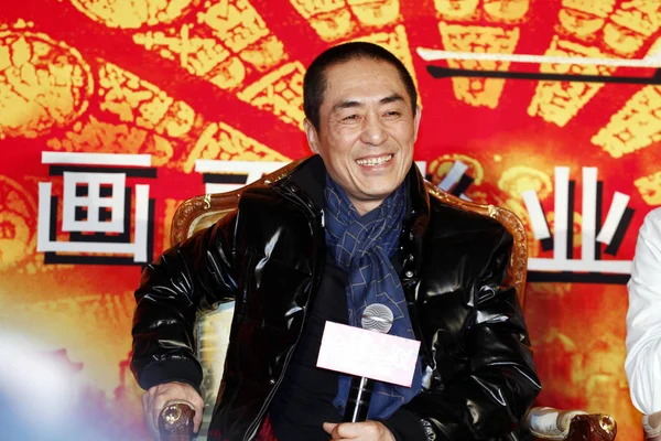 中国电影导演张艺谋出席2010年12月22日在中国北京举行的新片 金陵市十三个女孩 的筹备新闻发布会 — 图库照片
