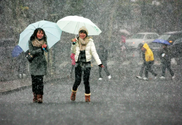 Chinese Tourists Walk West Lake Heavy Snow Hangzhou City East — Stock Photo, Image