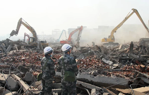 Oficiales Ley Chinos Observan Demolición Forzada Casas Presuntamente Construidas Ilegalmente — Foto de Stock