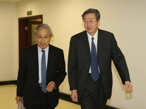2009年6月8日 星期一 中国人民银行行长周小川和国际货币基金组织副总裁加藤隆司在中国北京举行的一次会议上露面 — 图库照片