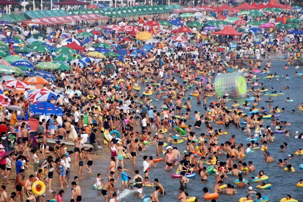 Толпы Туристов Остывают Пляжном Курорте Жару Городе Далянь Северо Восточная — стоковое фото