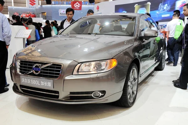 Visitors Look Volvo S80L 13Th Shanghai International Automobile Industry Exhibition — Stock Photo, Image