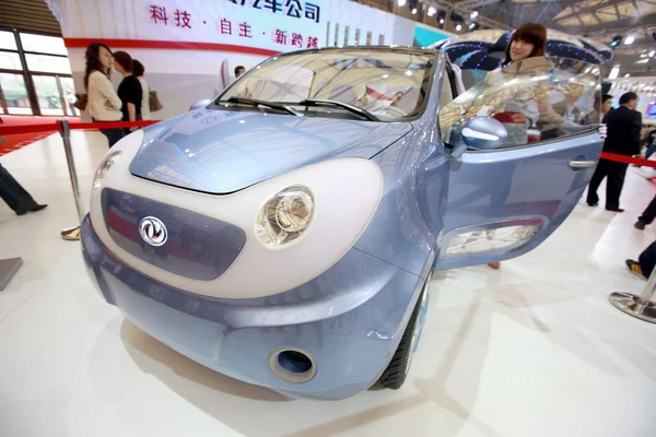 Ένα Μοντέλο Που Ποζάρει Ένα Dongfeng Μου Αυτοκίνητο Στο 13Ο — Φωτογραφία Αρχείου