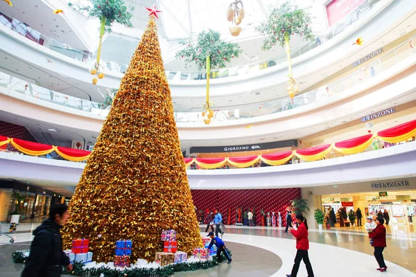 Moradores Locais Passam Por Uma Árvore Natal Shopping Center Weifang — Fotografia de Stock