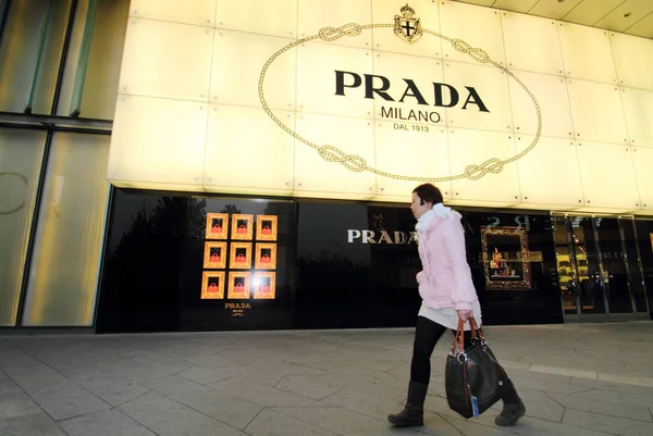 File Chinese Woman Walks Prada Boutique Beijing China November 2010 — стоковое фото