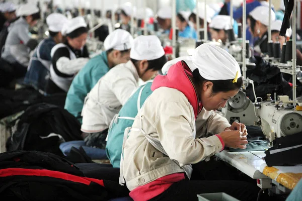 Vrouwelijke Chinese Arbeiders Maken Clothings Exporteren Naar Verenigde Staten Europa — Stockfoto