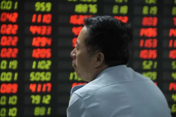 Chinese Investor Looks Share Prices Red Price Rising Green Price — Stock Photo, Image
