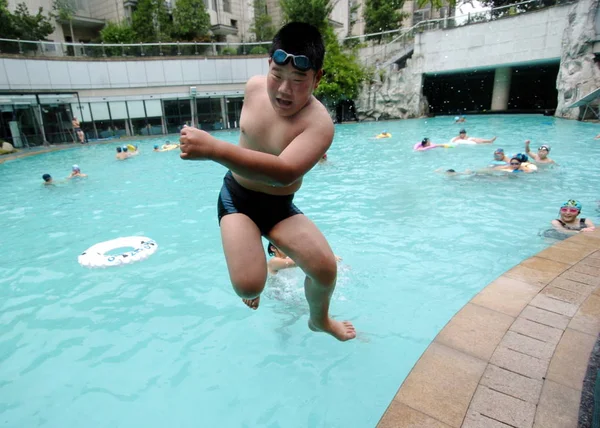 Feta Kinesiska Barn Hoppar Swimmingpool Viktminskning Sommarläger Hangzhou City Östra — Stockfoto