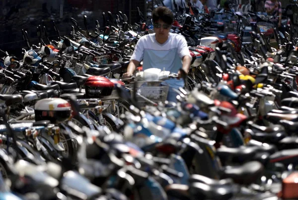 Ciclista Chinês Monta Sua Bicicleta Elétrica Meio Fileiras Bicicletas Bicicletas — Fotografia de Stock