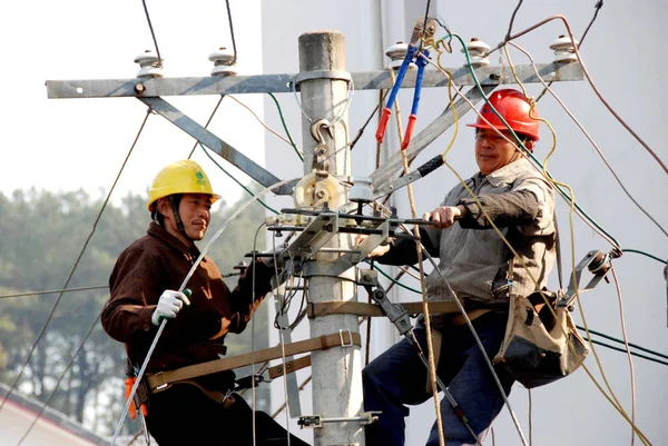 Chinesische Elektriker Überprüfen Und Reparieren Stromnetze Und Stromübertragungsanlagen Kreis Wuyuan — Stockfoto