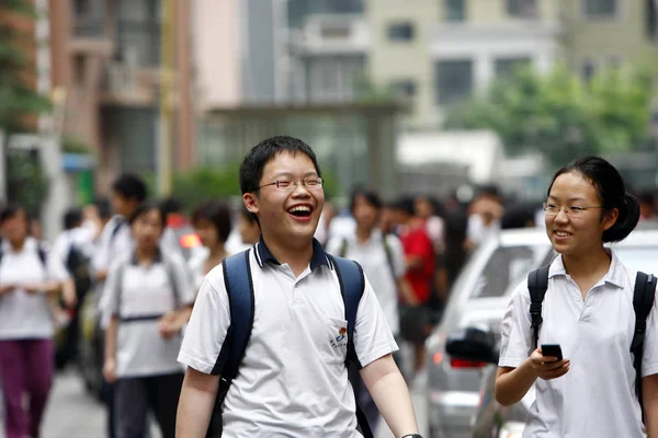 2010年6月20日 中国上海高中入学考试结束后 中国学生离开考场 — 图库照片